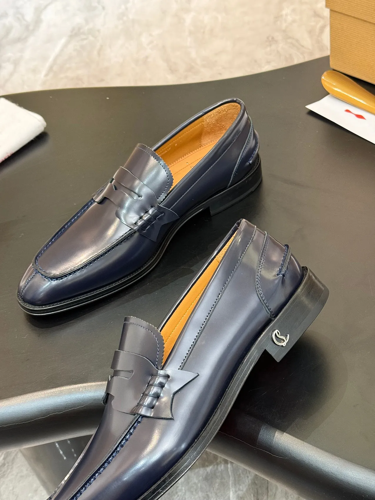 Batch 1080 yuan 💰CL～High-end men’s 👔casual loafers with red soles! ••🆑Genuine and top-quality goods from original orders ••✅💯 Purchase goods from top-quality original orders! Original imported patterned cowhide➕Imported cowhide lining➕Cowhide feet➕Original leather outsole~Size: 39-44 (38, 45.46.47 can be customized)